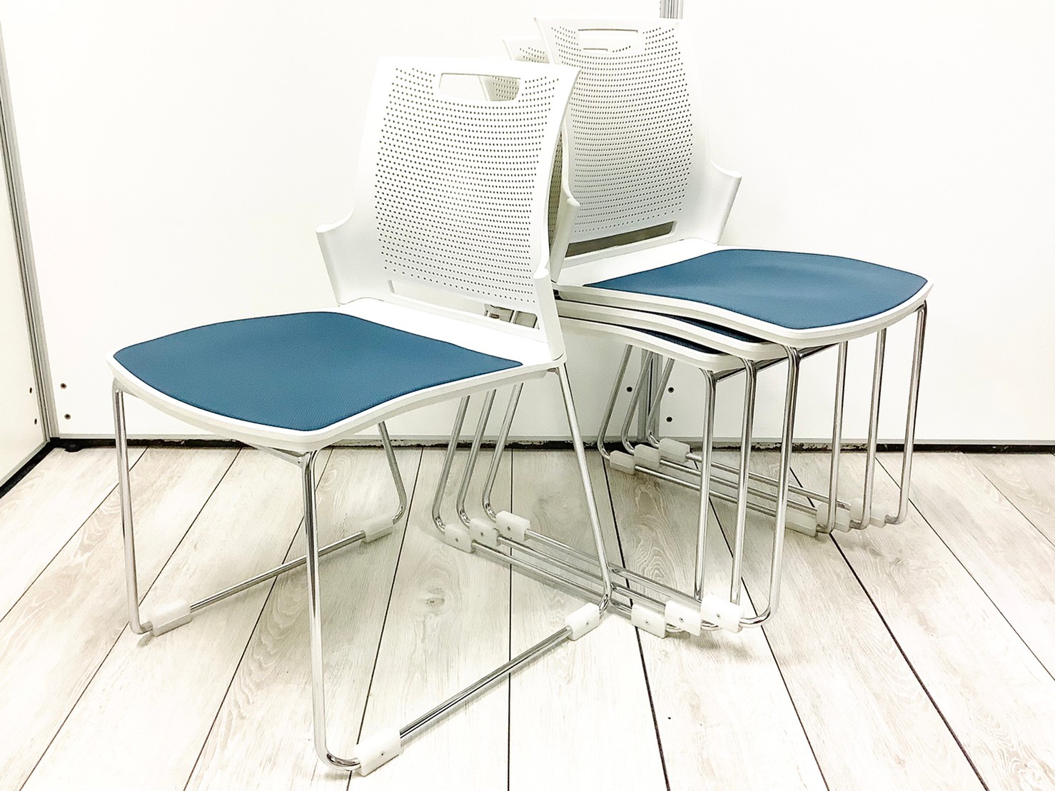【4脚1セット】シンプルデザインなので、どんなお部屋にもピッタリです！
■オカムラ/スタッキングチェア/スカラールフト/ブルー/4脚セット
                        スカラールフト
                                    中古
            