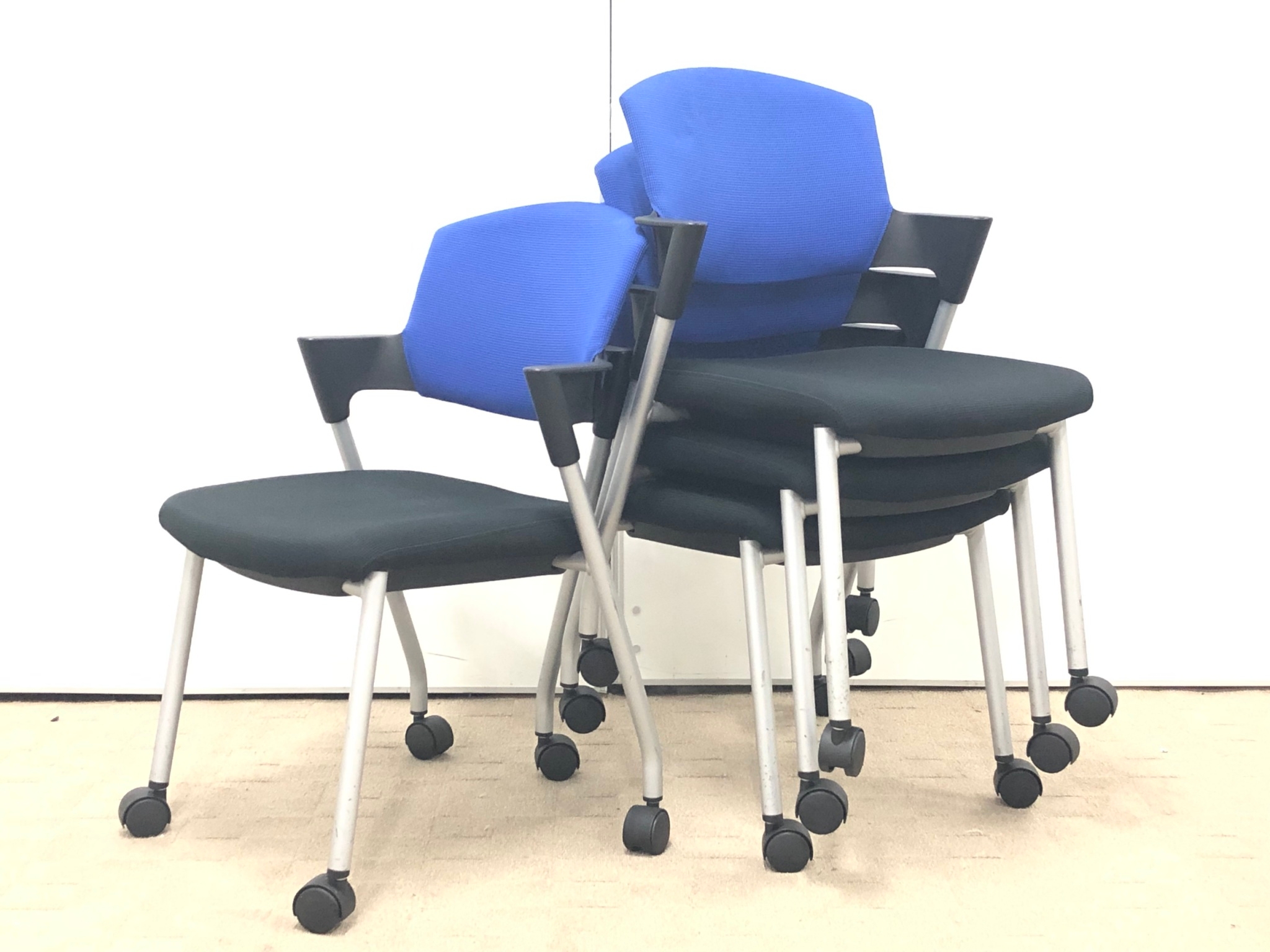 【4脚1セット！】
お尻が痛くなりにくいクッション性！
■コクヨ/プロッティ/ブルー
                        プロッティチェア
                                    中古
            