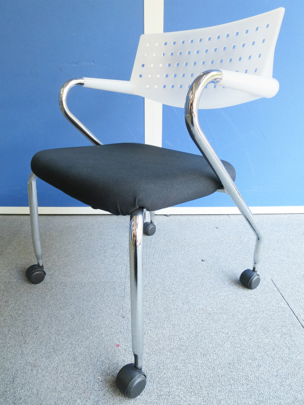 【モノクロトーンのオシャレなデザイン！】■スタッキングチェア　ビザロール（Vitra製）　ブラック
                        ビザロール
                                    中古
            