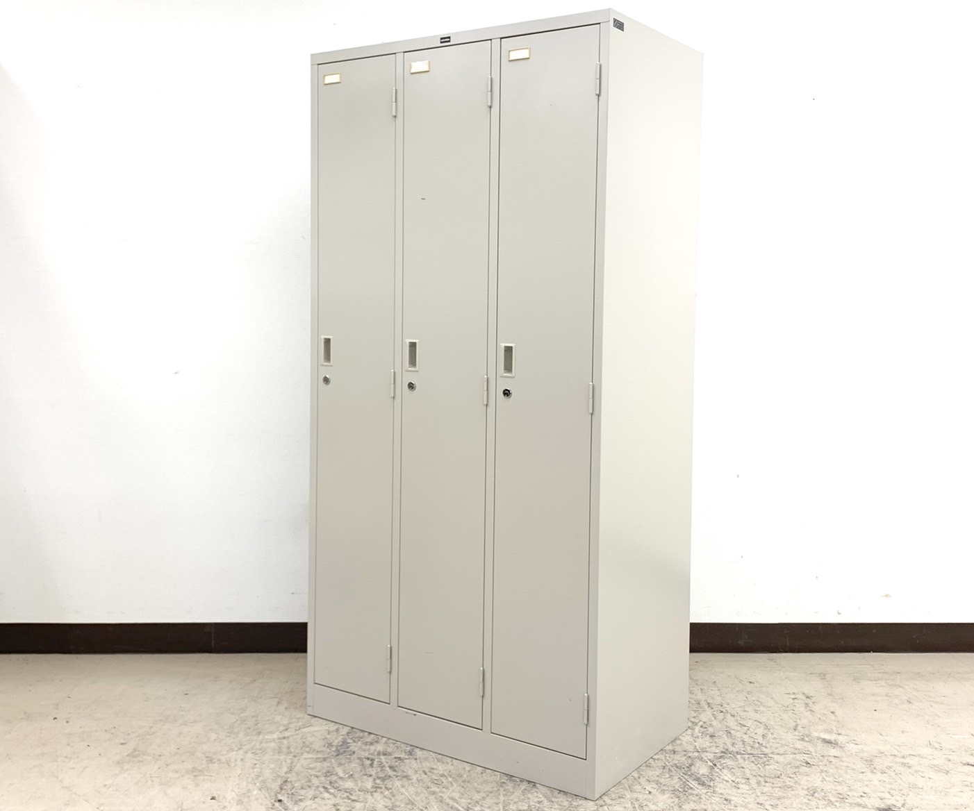 【状態要考慮】みんな仲良く3人用！おひとり様幅約30ｃｍアイボリー調カラー◆内田洋行製【RP】
                        その他シリーズ
                                    中古
            