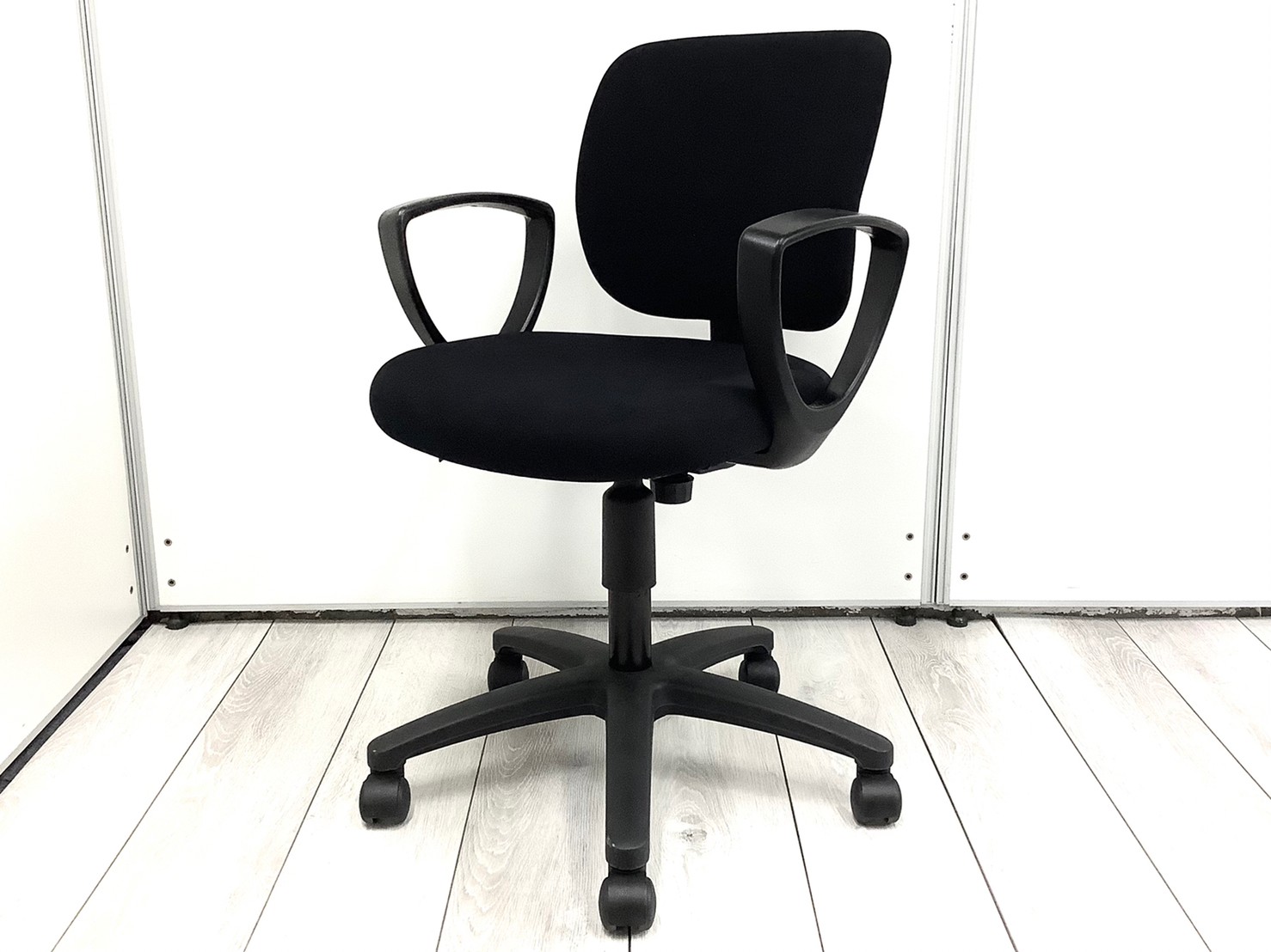 【6脚入荷！！】倉庫に大量入荷！記載数以上に必要な場合はご連絡ください！■コクヨ/イーザ/ブラック
                        イーザチェア
                                    中古
            