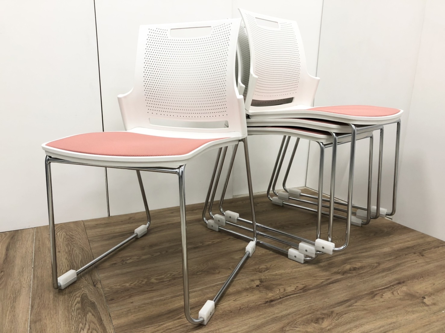 【4脚セット価格！】会議・セミナーや休憩所等での定番商品！オカムラ　可愛らしいピーチ(ピンク)カラー！
                        スカラールフト
                                    中古
            