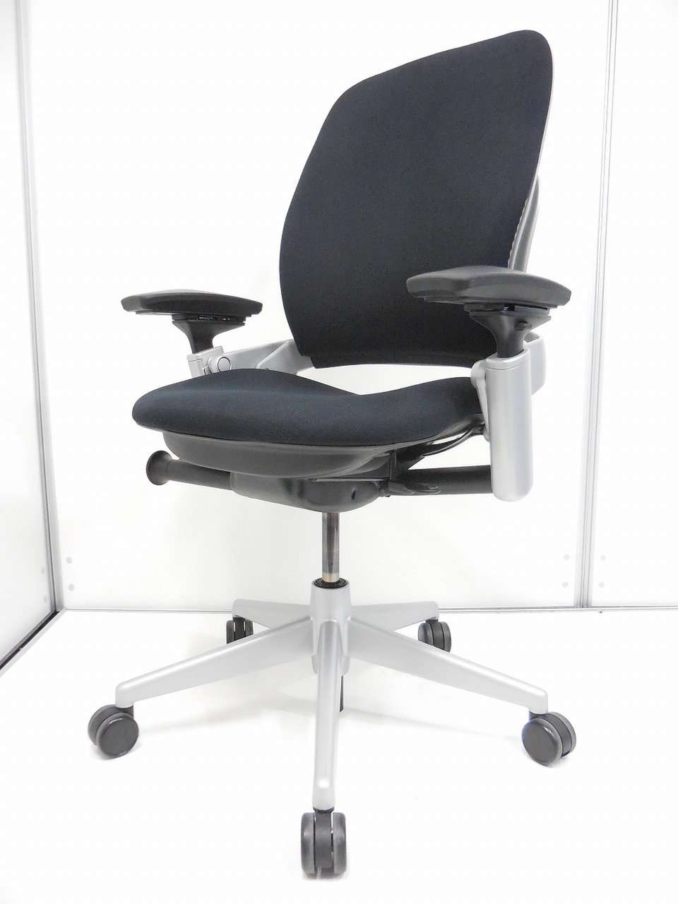 【レアなシルバーフレームのリープチェアが緊急入荷！】人間工学に基づいた作りが、腰への負担を軽減します
                        リープV2
                                    中古
            