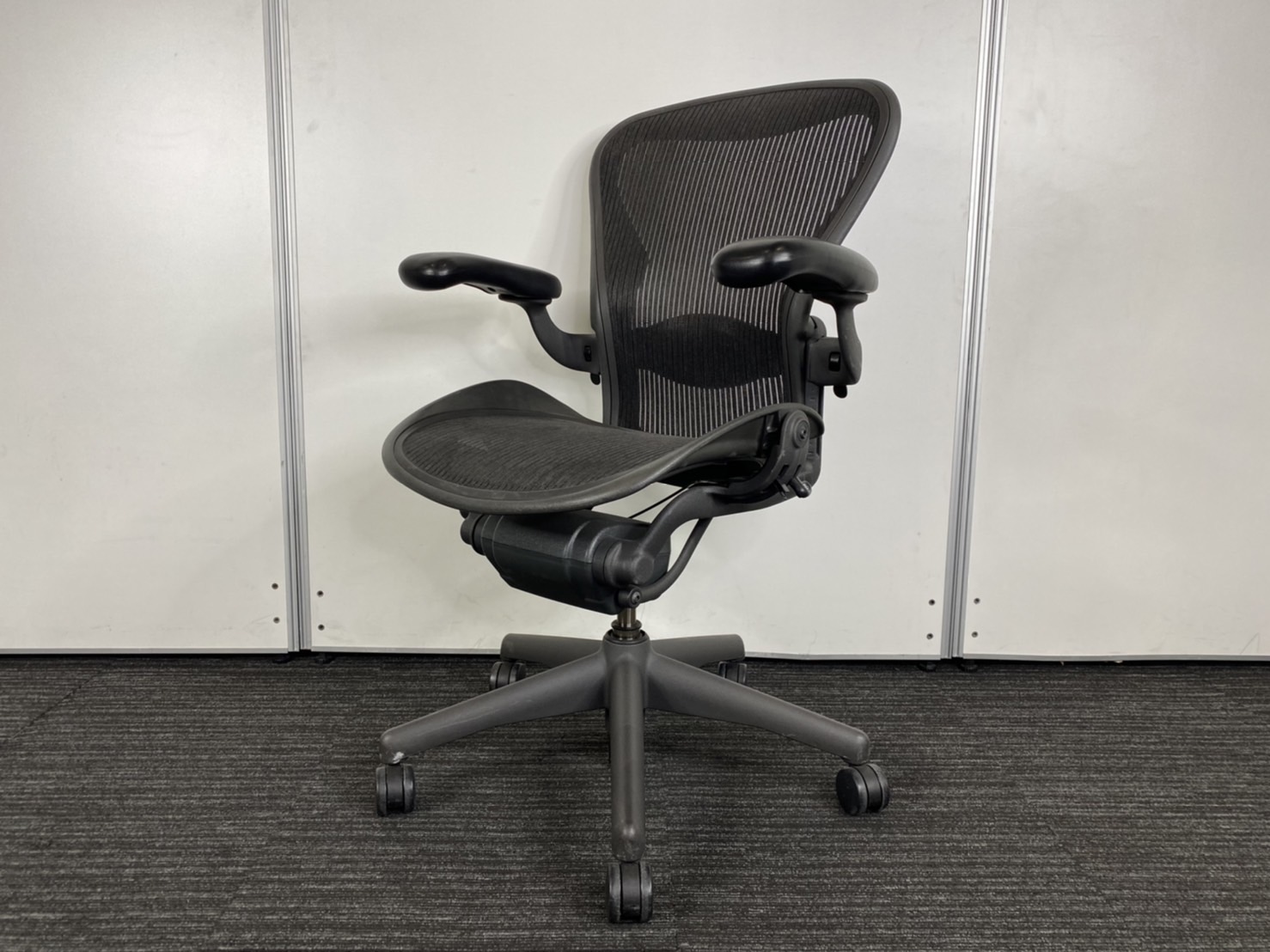 【肘周りに大きなダメージの為、1台限定特価！！】Bタイプ・フル装備・ランバーの王道仕様！状態重視では無く、コスト重視な方に是非ともお勧めです！
                        アーロンチェア
                                    中古
            