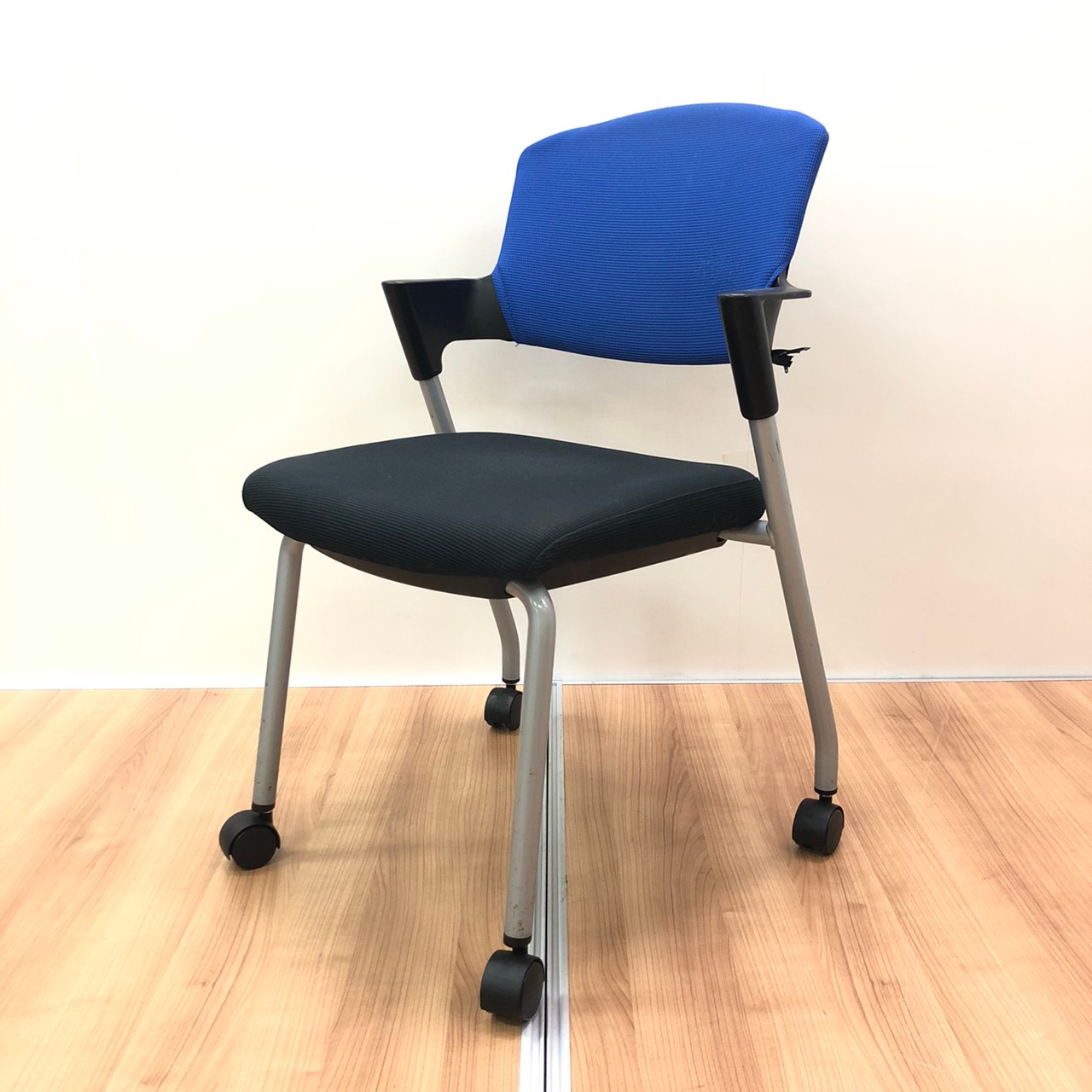 【会議用や休憩室に】プロッティは人気です！安心してご利用頂けます！オフィスの定番チェア　/　省スペース　
                        プロッティチェア
                                    中古
            