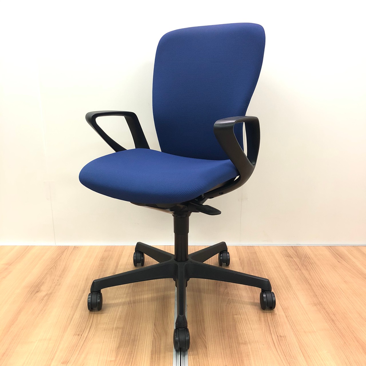 【オカムラ製の肘付きコンパクトチェア！】しっかりとした座り心地！　異硬度クッション　定番
                        スラート
                                    中古
            