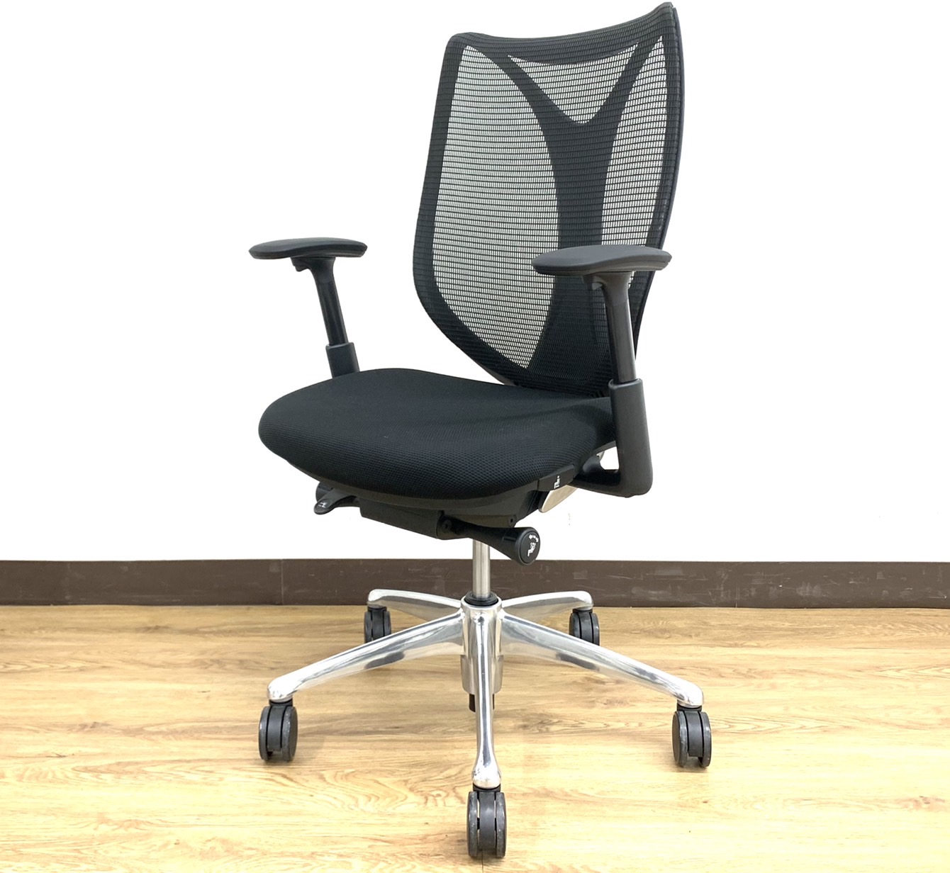 【2016年製】背もたれフレームちょい傷⇒ブラックサブリナ（Sabrina）チェア※可動肘掛け新品＆前傾機能付きタイプ◆オカムラ製【RP】
                        サブリナ
                                    中古
            