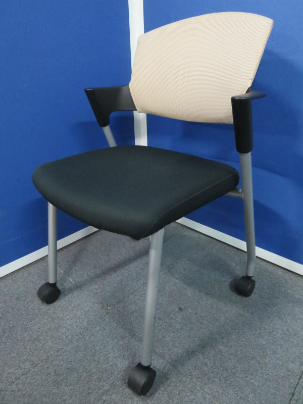 プロッティは人気です！安心してご利用頂けます！オフィスの定番チェア　/　キャスター付き   　
                        プロッティチェア
                                    中古
            