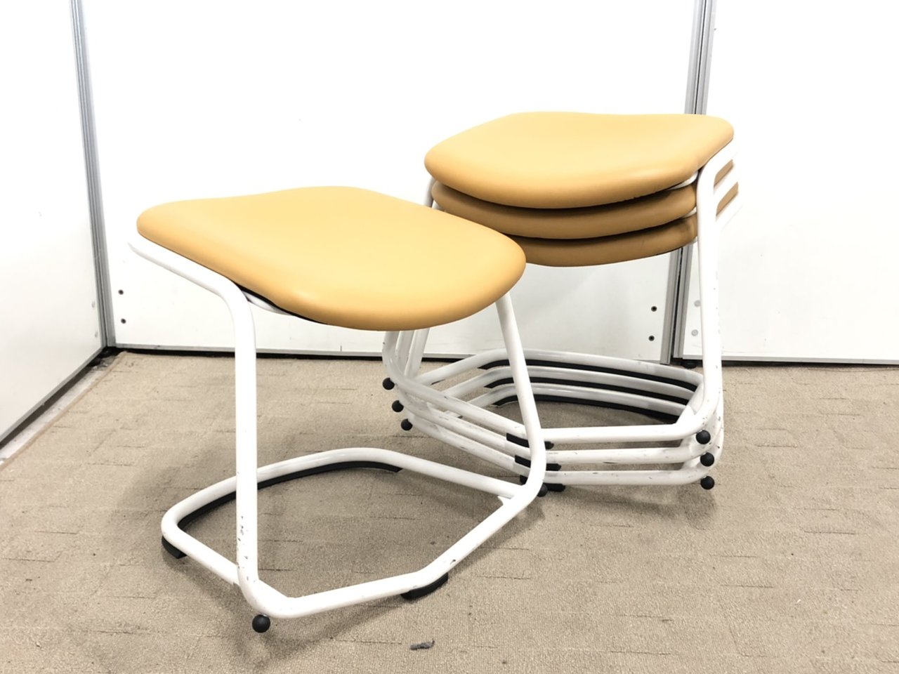 【4脚セットでこのお値段！】
クネクネ動いてその場ストレッチ！
※ウレタンレザー_ロータイプ_パンプキンイエロー【J】【J6】
                        その他シリーズ
                                    中古
            