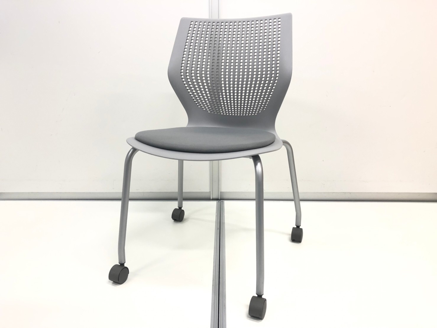 デザイン、座り心地、ともにハイクラス！ノール/ジェネレーション
                        ジェネレーション チェア
                                    中古
            