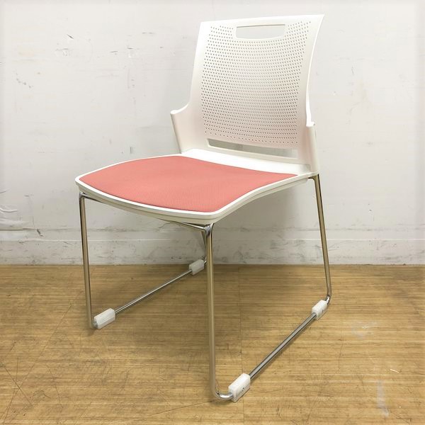 スタッキングチェア　オカムラ　スカラールフト　背：ホワイト　座：ピーチ　座パッド付　オフィス内のスペースの有効活用に
                        スカラールフト
                                    中古
            