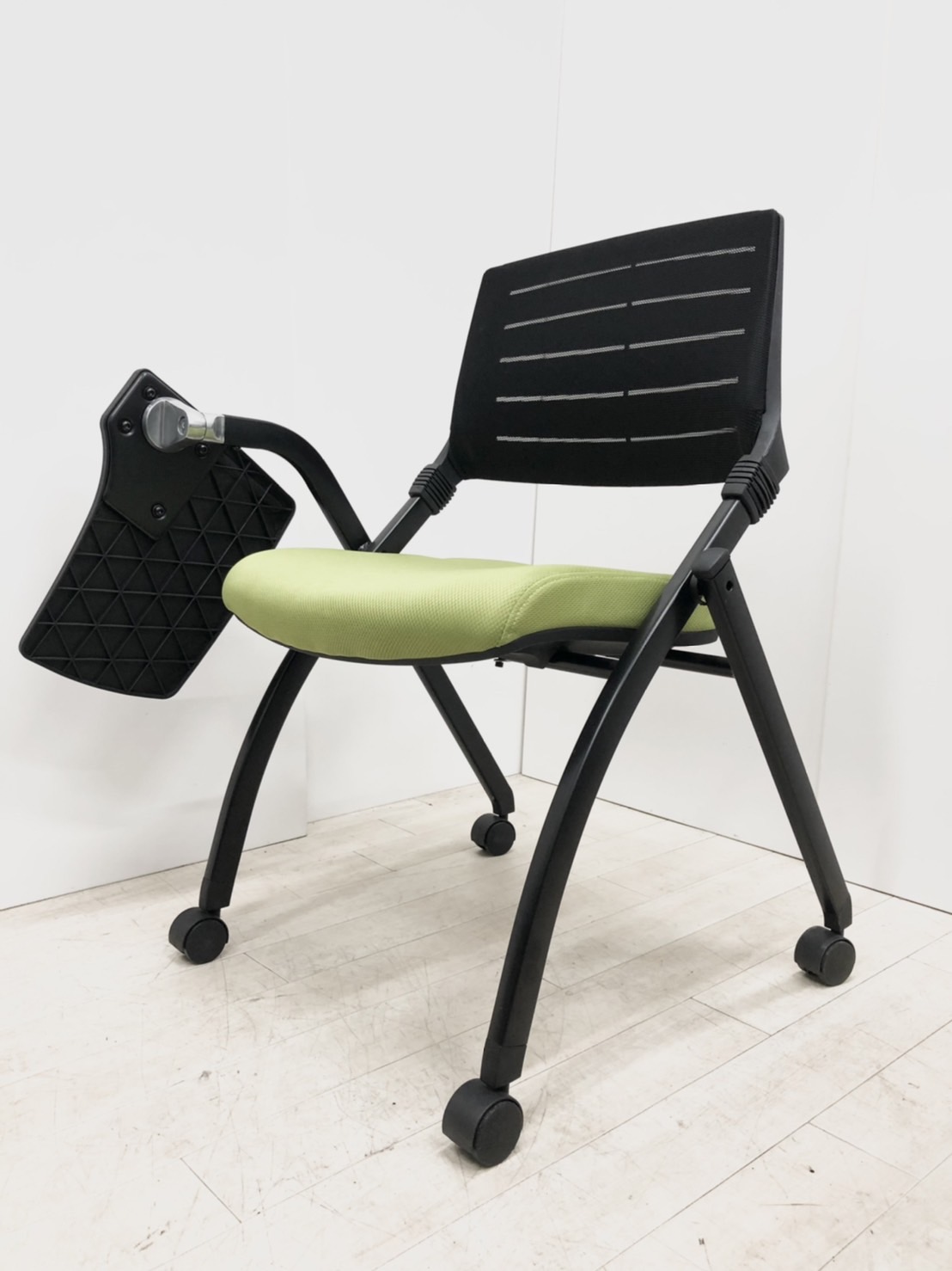 【セミナーや塾に如何でしょうか！】テーブル付き/ミーティングチェア/ネスティングタイプ
A00716179
                        その他シリーズ
                                    中古
            