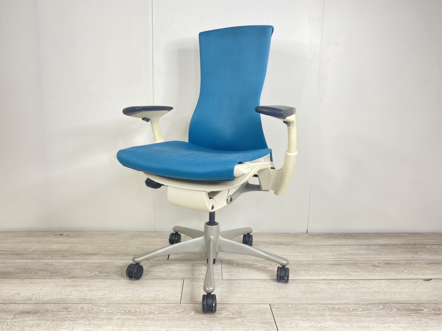 【中古】エンボディチェア Herman Miller/ハーマンミラー 肘付ハイバックチェア 359008 - 中古オフィス家具ならオフィスバスターズ