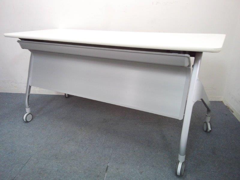 【6台入荷】人気のホワイト色スタックテーブルが大量入荷！｜さらに便利な平行スタック可能です！
                        エピファイ
                                    中古
            