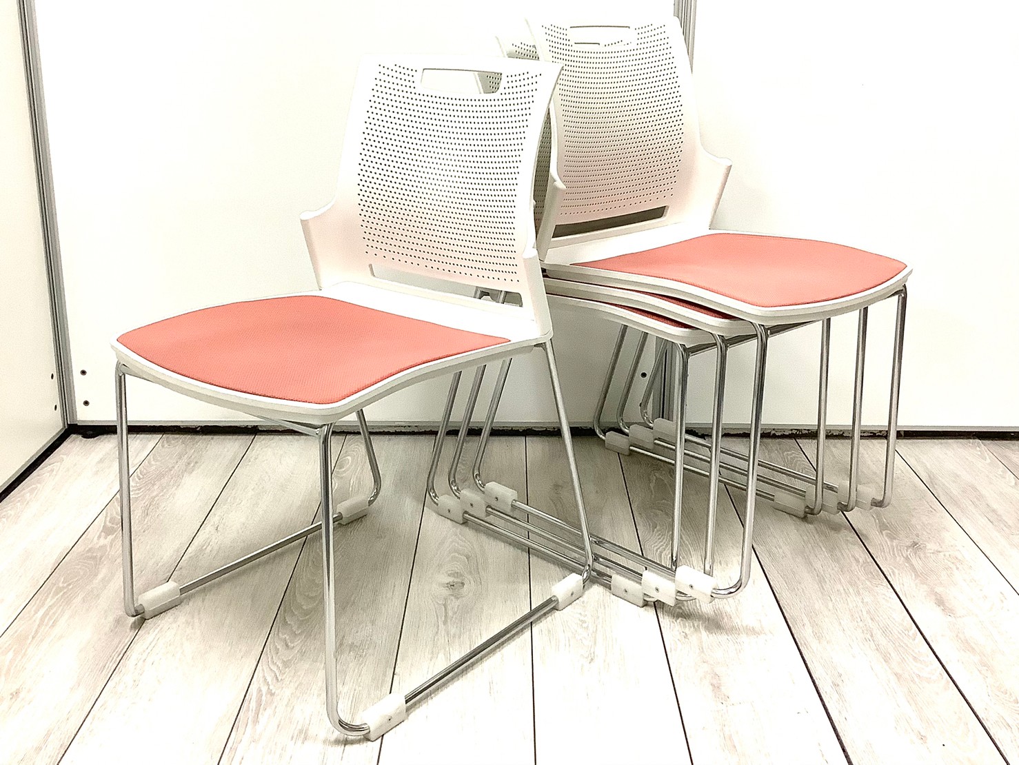 【4脚セット価格！】会議・セミナーや休憩所等での定番商品！オカムラ　可愛らしいピーチ(ピンク)カラー！
                        スカラールフト
                                    中古
            