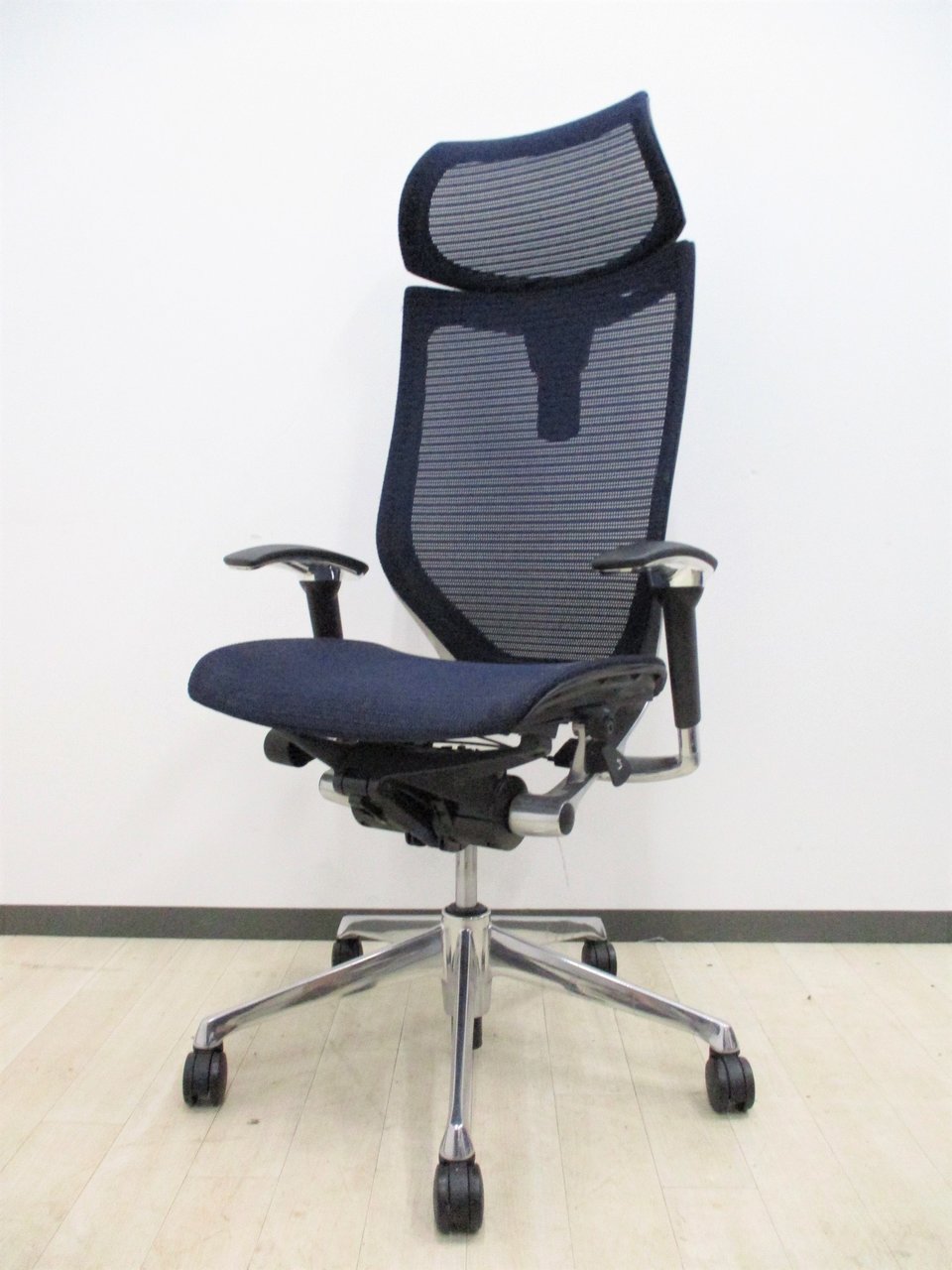 【高級感のあるポリッシュフレーム】オカムラ/バロン/可動肘
新品ヘッドレスト付き
                        バロンメッシュチェア
                                    中古
            