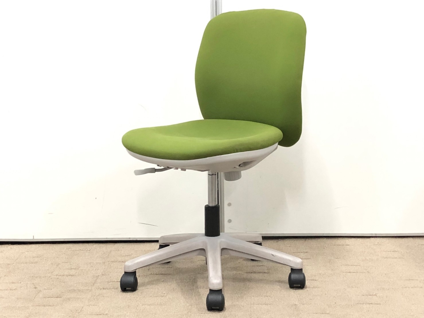 【三次曲面を生かしたフォルム！】■ウチダ　エニーザチェア　ライトグリーン　■コンパクト設計で省スペースに使えます！.
                        エニーザ
                                    中古
            