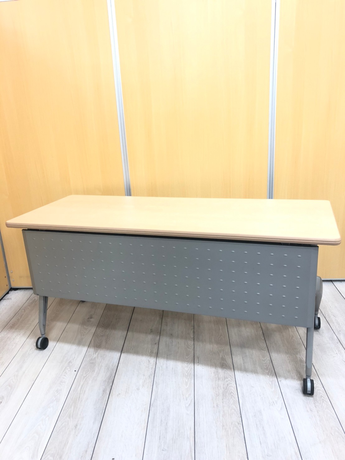 【在庫入替セール！】【2台入荷！】内田洋行製　サイドスタックテーブル　ナチュラル　幕板
                        その他シリーズ
                                    中古
            