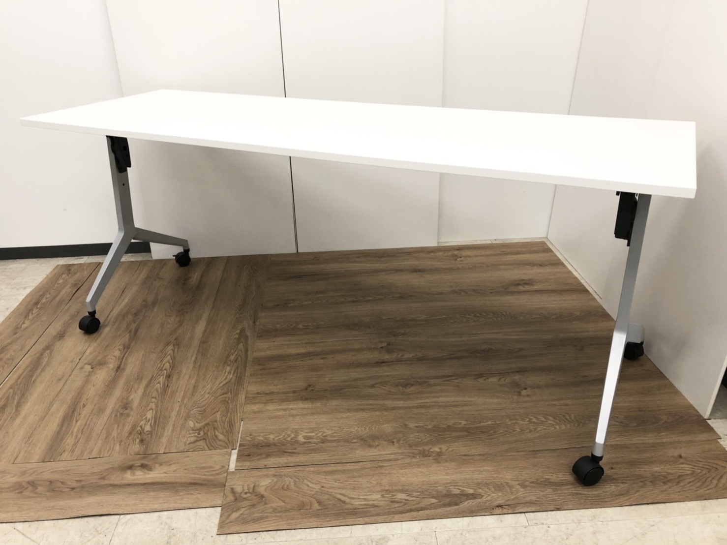 【2019年製】【両サイドから座れます！】内田洋行/スタックテーブル/幅1800奥行600/ホワイト
                        その他シリーズ
                                    中古
            