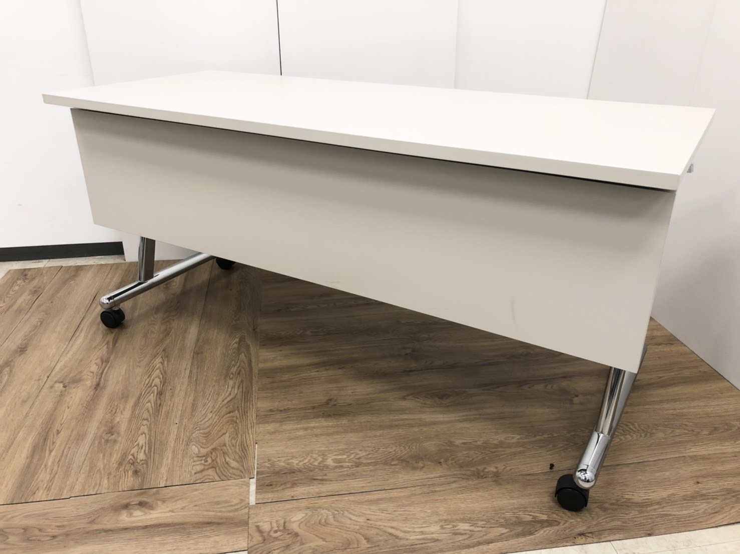 【重ねて収納可能】サイドスタックテーブル　幅1500㎜の使いやすいサイズ　キャスター付きで移動も楽々!
                        その他シリーズ
                                    中古
            