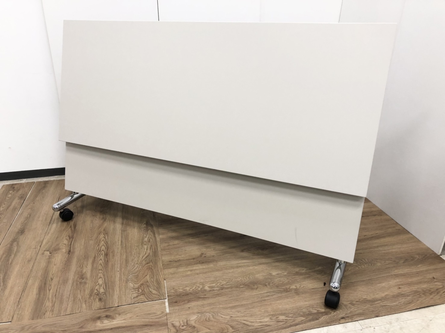 【4台セット】【重ねて収納可能】サイドスタックテーブル　幅1500㎜の使いやすいサイズ　キャスター付きで移動も楽々!
                        その他シリーズ
                                    中古
            