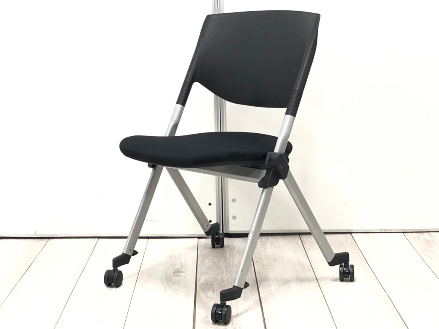 【スタッキングチェアとネスティングチェア両方の使い方ができます！】二刀流の簡易チェア！■オカムラ/リータ(LITA2)/ブラック
                        リータⅡ
                                    中古
            