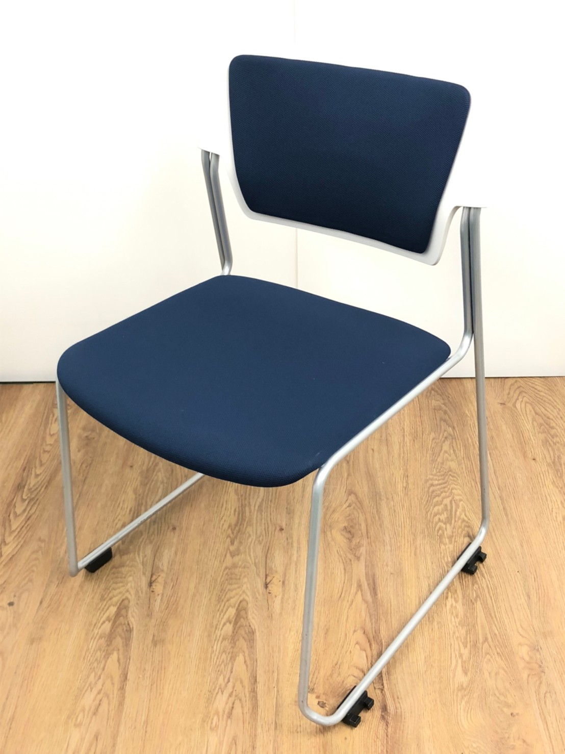 会議に最適なスタッキングチェア！ブルーと白で洗練された会議室に。
                        エレック
                                    中古
            
