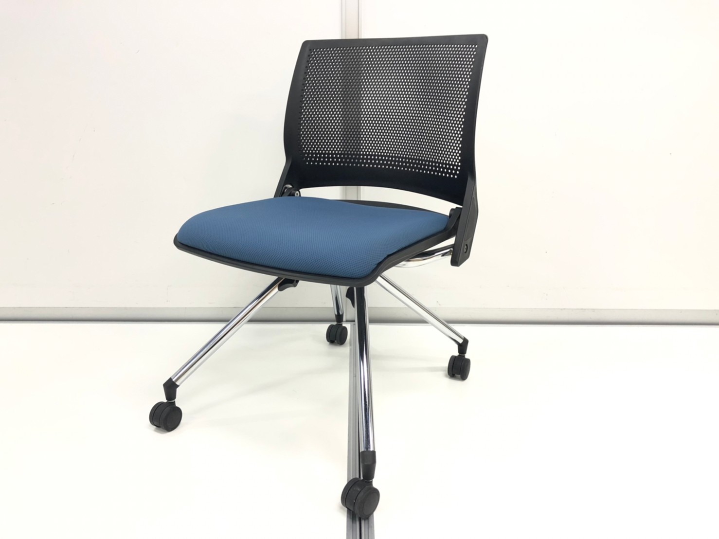 【メッシュチェアで蒸れ知らず。】 オカムラ/クリール/ブラック
                        クリール
                                    中古
            