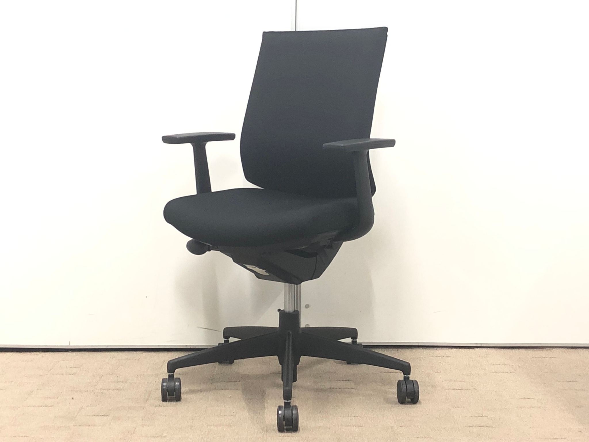 【8脚追加入荷！！】スタイリッシュなデザイン！2018年製！■コクヨ/ウィザード３/ブラック
                        ウィザード3
                                    中古
            