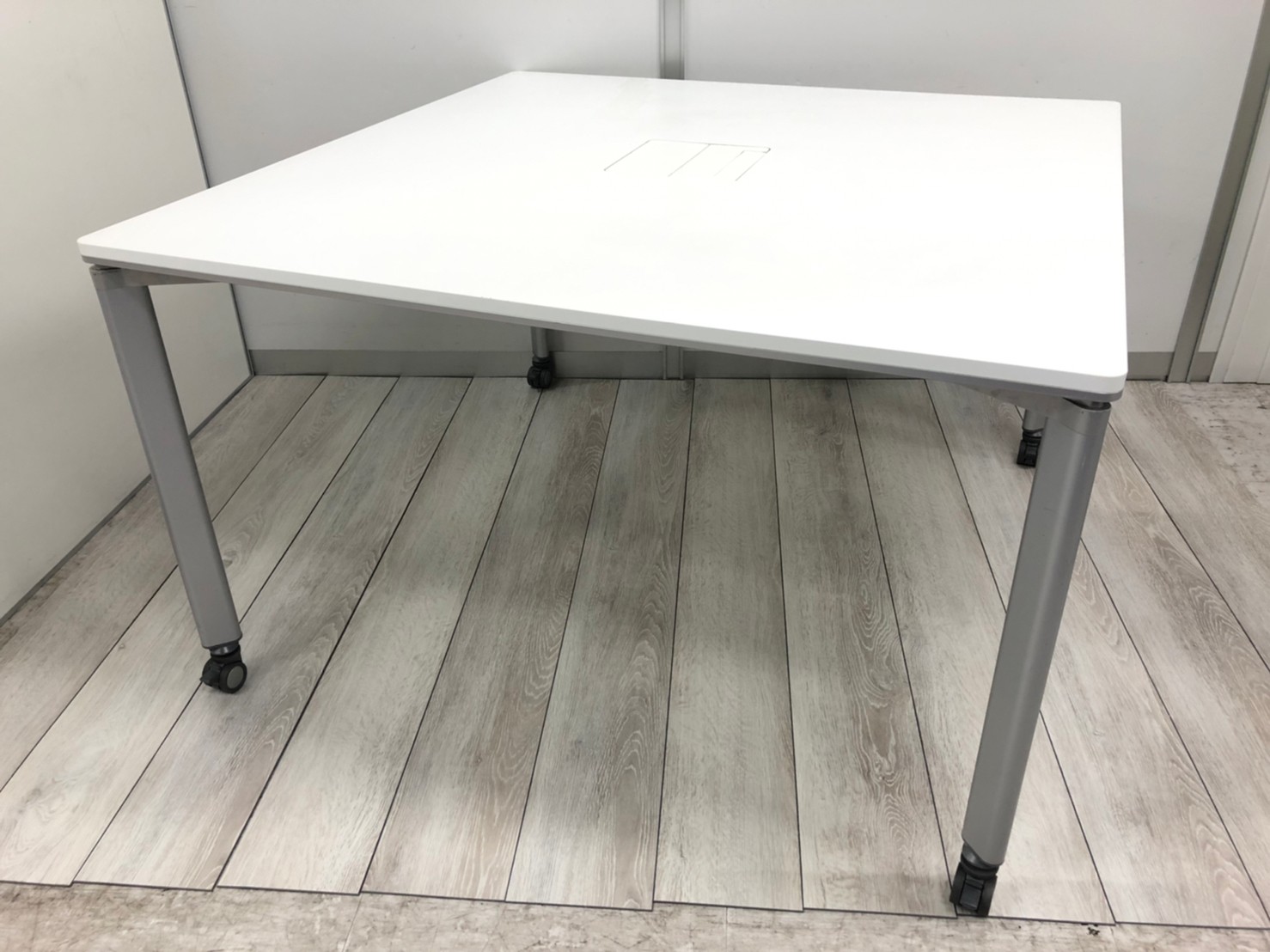 【2～4名用にオススメ！】まるでカフェにいるような空間を演出！？【起業・拠点開設・レイアウト変更
】検討のお客様に！
                        その他シリーズ
                                    中古
            