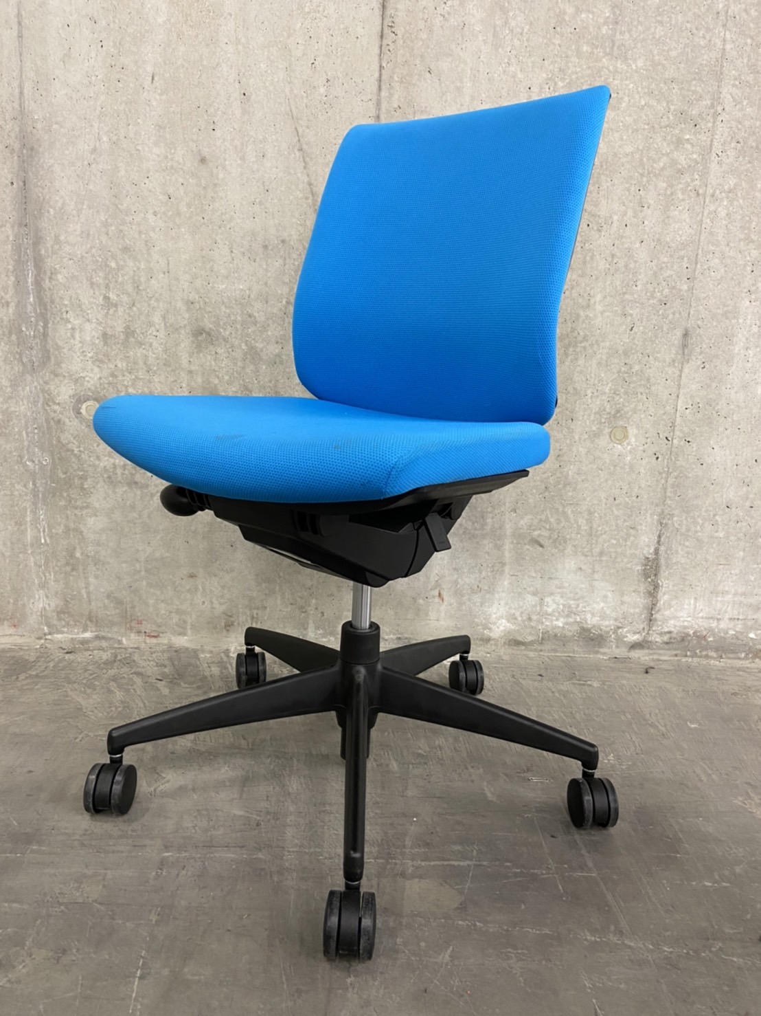 【定価約6万】KOKUYO人気の定番商品！ちょっとした動きも感じ取り、サポート感とフィット感を感じられるオフィスチェアです！爽やかなブルーカラーで落ち着きと集中力をアップさせます！！■コクヨ製/ウィザード/ブルー
                        ウィザードチェア
                                    中古
            