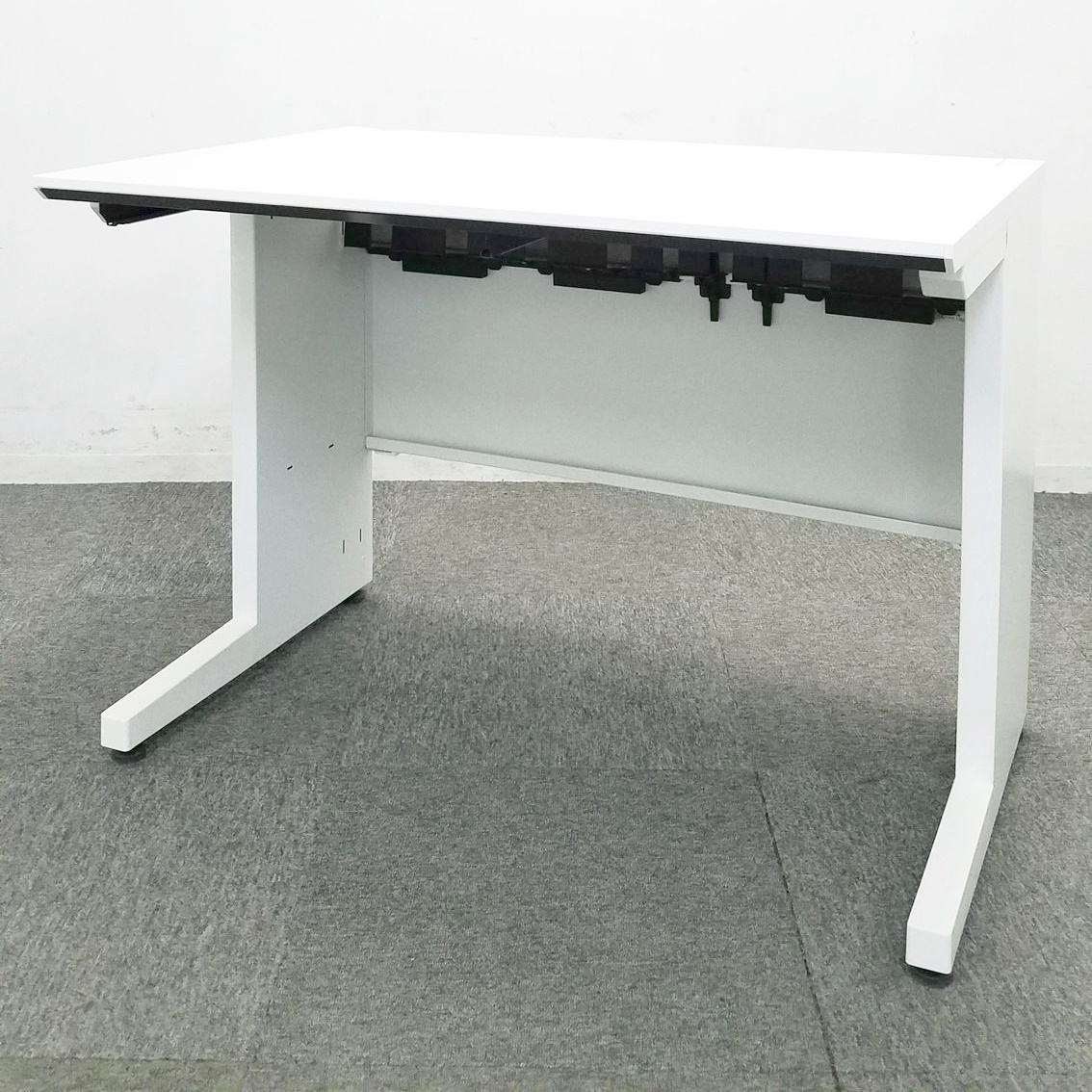 【1台限定】コクヨ社より「IS」シリーズのホワイトデスク入荷！中古　デスク　オフィス家具　事務什器　W1000　D650　ホワイト　平机　引き出し無し
                        iSシリーズ
                                    中古
            