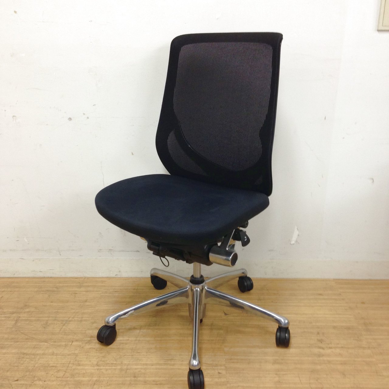 【在庫入替価格50%オフ】かっこいい背面のフレームが特徴的！オカムラ　ゼファー　メッシュチェア
                        ゼファー（メッシュ）
                                    中古
            