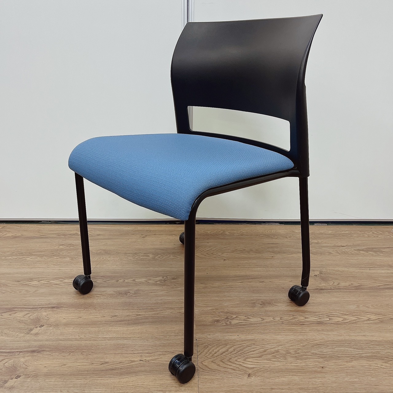 スチールケース　スタッキングチェア　会議室　収納　黒　コンパクト　
                        その他シリーズ
                                    中古
            