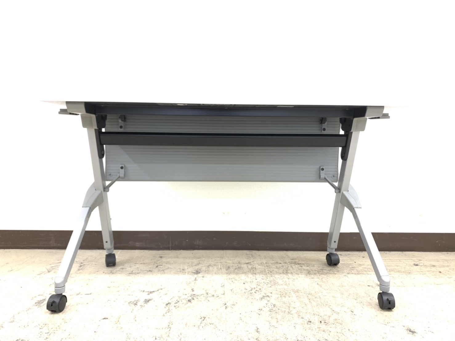 【2013年製】【幅1200㎜】すっきり気もちよいホワイト天板状態Aランクテーブル※キャスター付き◆オカムラ製【RP】
                        フラプター
                                    中古
            