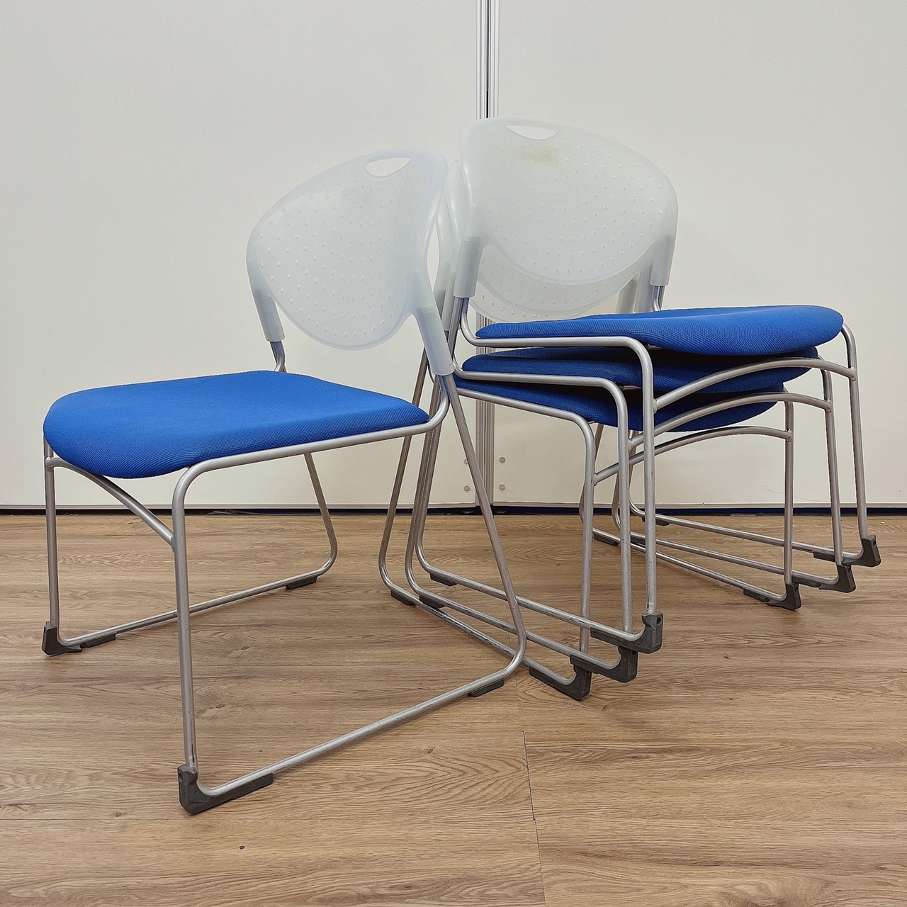 クリケット イトーキ/ITOKI スタッキングチェア イトーキ製　クリケット　クリアカラーにブルーカラーで爽やかな感じの雰囲気に！！大量入荷
                        クリケット
                                    中古
            