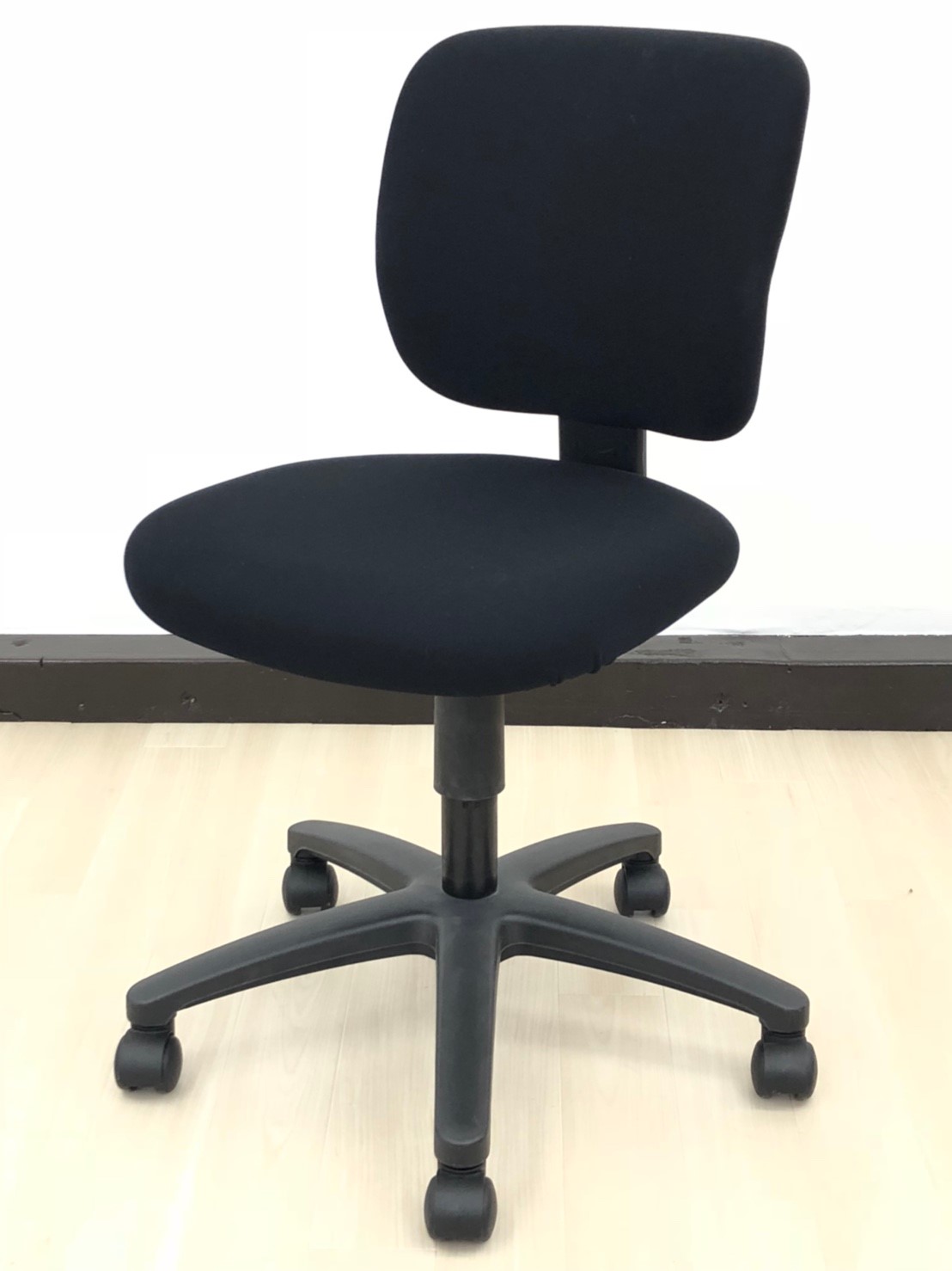 【全国800脚入荷！今ならたくさん揃う！】コクヨ（KOKUYO）イーザチェア　■色：ブラック　肘無し
                        イーザチェア
                                    中古
            