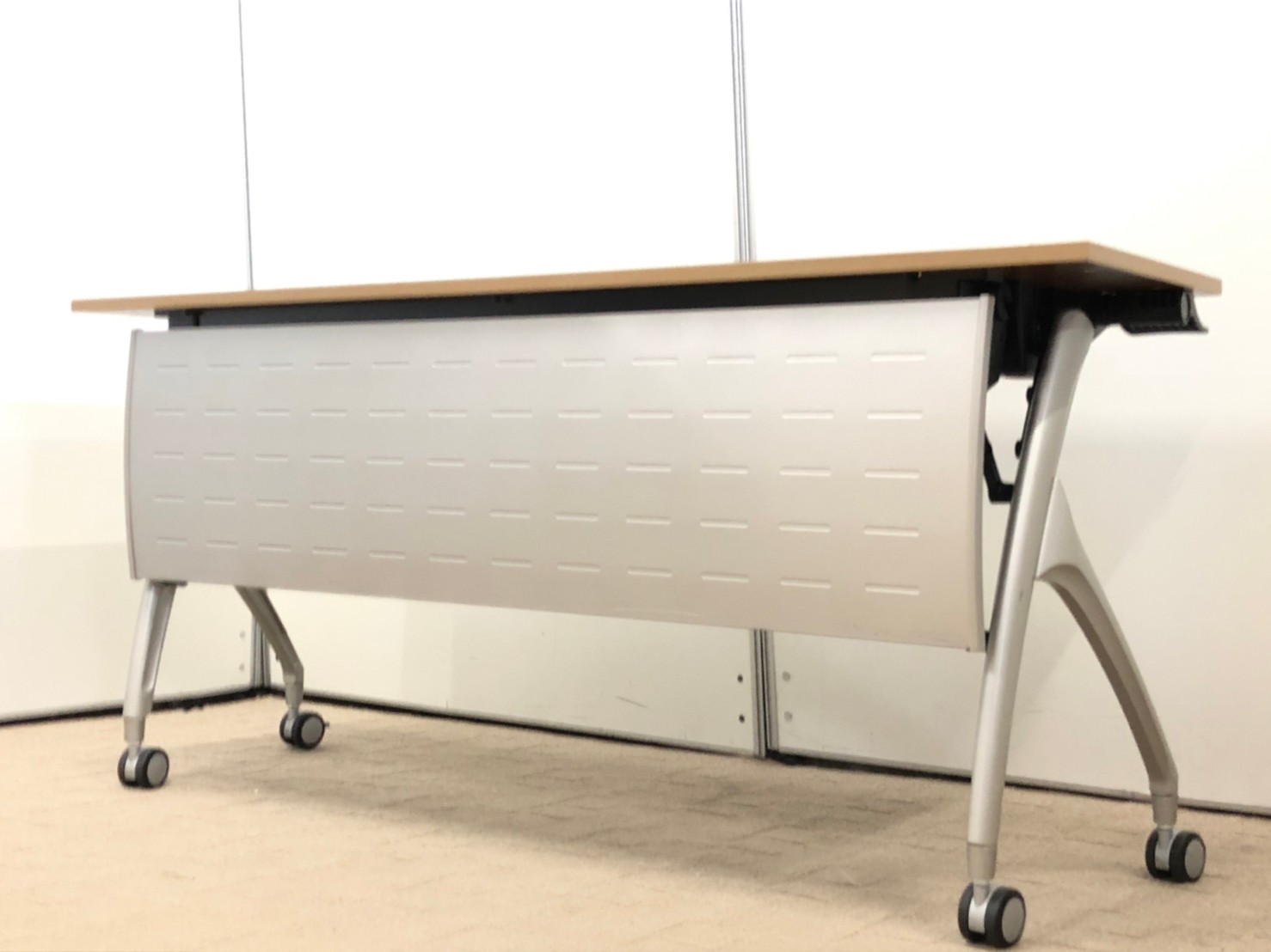 【14台入荷！】木目調の温かみのあるスタックテーブル！これからも欲しい■イトーキ/リリッシュ2/ナチュラル
                        リリッシュ2
                                    中古
            