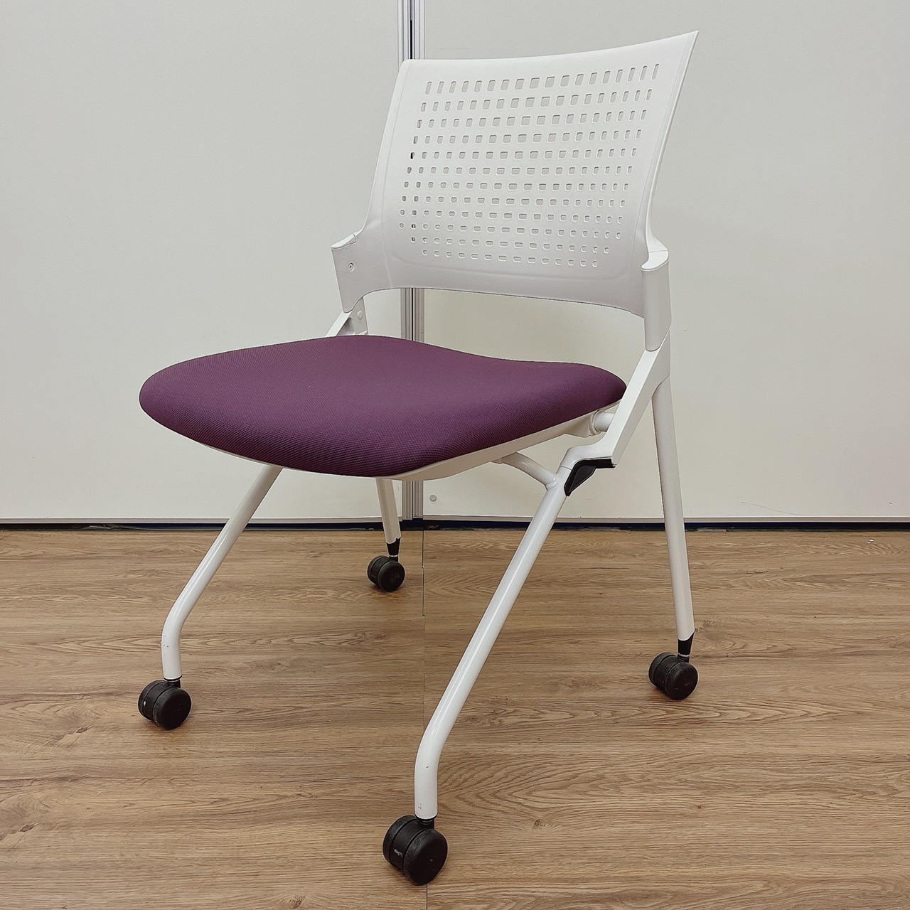 ネスティング　イトーキ　パープル　ミーティング　会議　研修　待合　収納
                        Monon
                                    中古
            