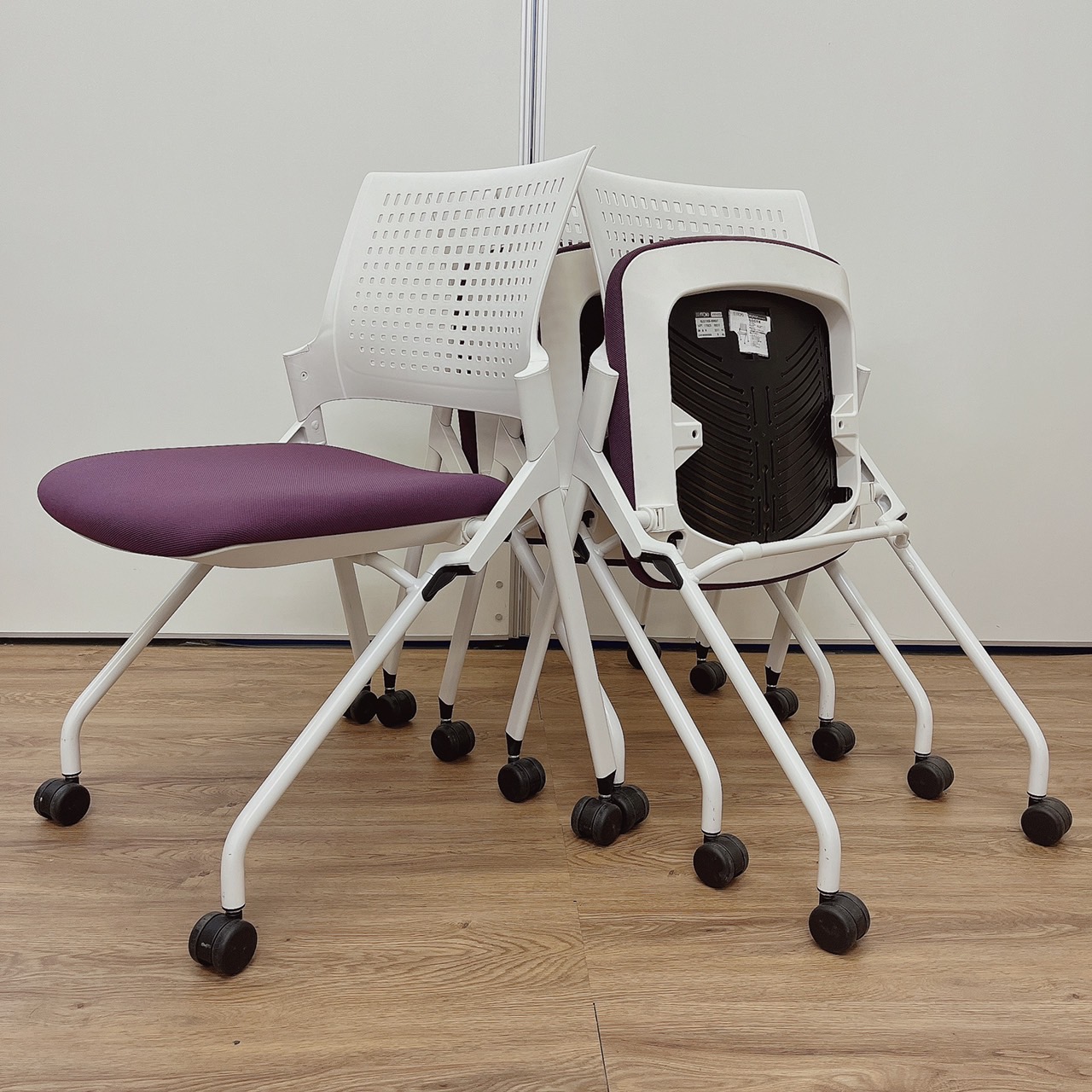 ネスティング　イトーキ　パープル　ミーティング　会議　研修　待合　収納　4脚セット
                        Monon
                                    中古
            