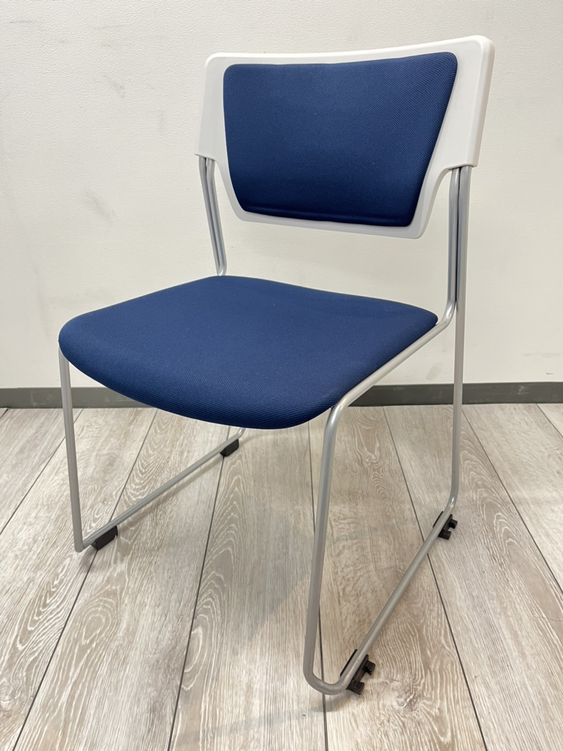 【スタンダードなデザインで使いやすい！】■イトーキ製　スタッキングチェア　ブルー　
                        エレック
                                    中古
            