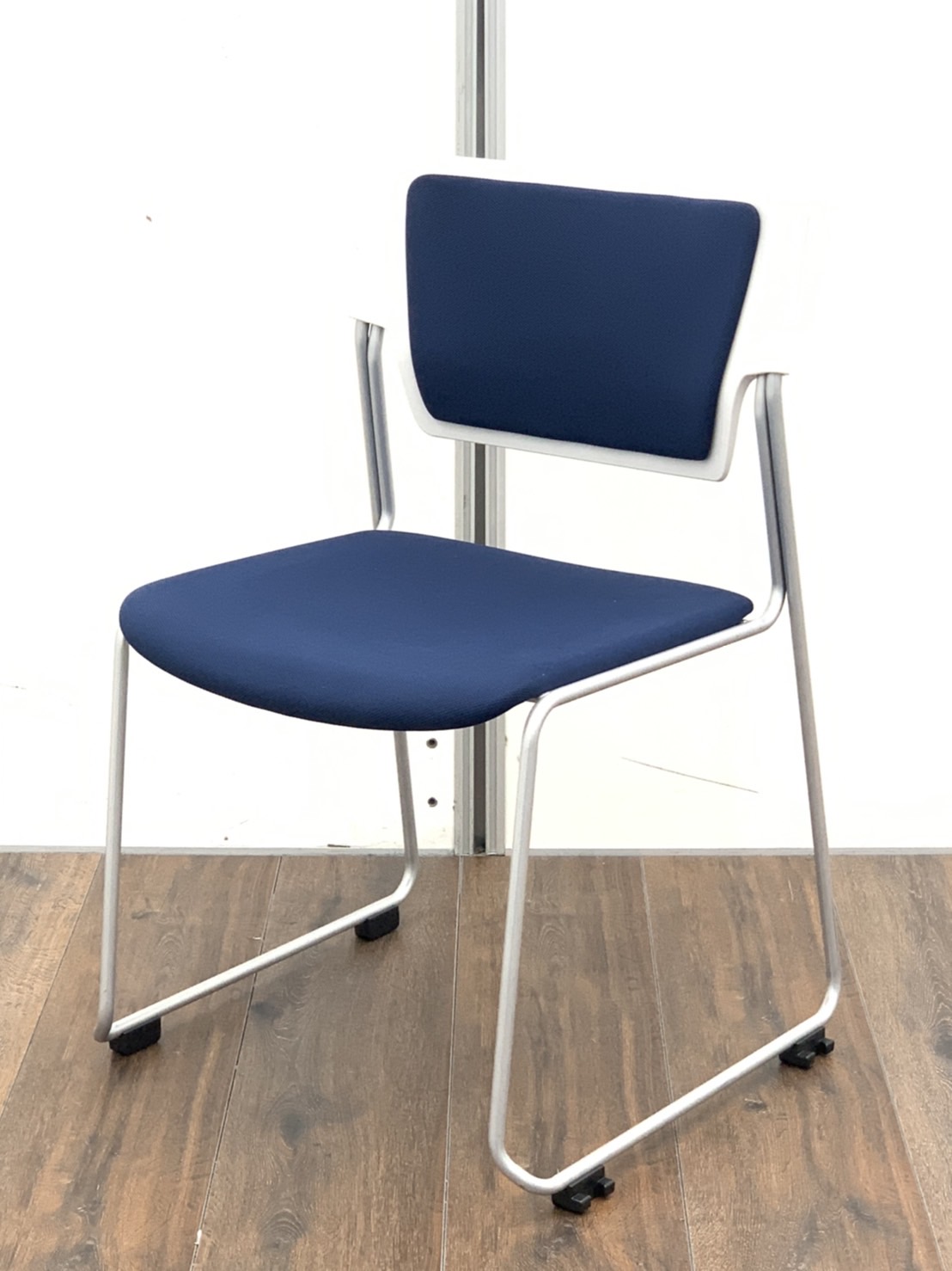 【爽やかネイビーカラー】イトーキ製　エレック　スタッキングチェア　■キャスター無タイプ
                        エレック
                                    中古
            