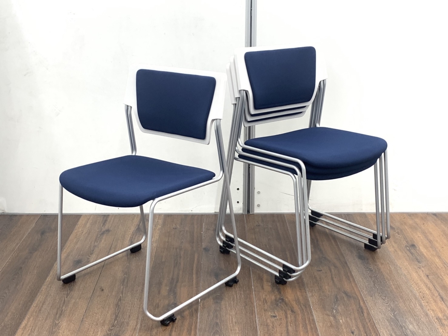 【4脚セットで10％オフ】イトーキ製　エレック　ネイビー色　スタッキングチェア　■キャスター無タイプ
                        エレック
                                    中古
            