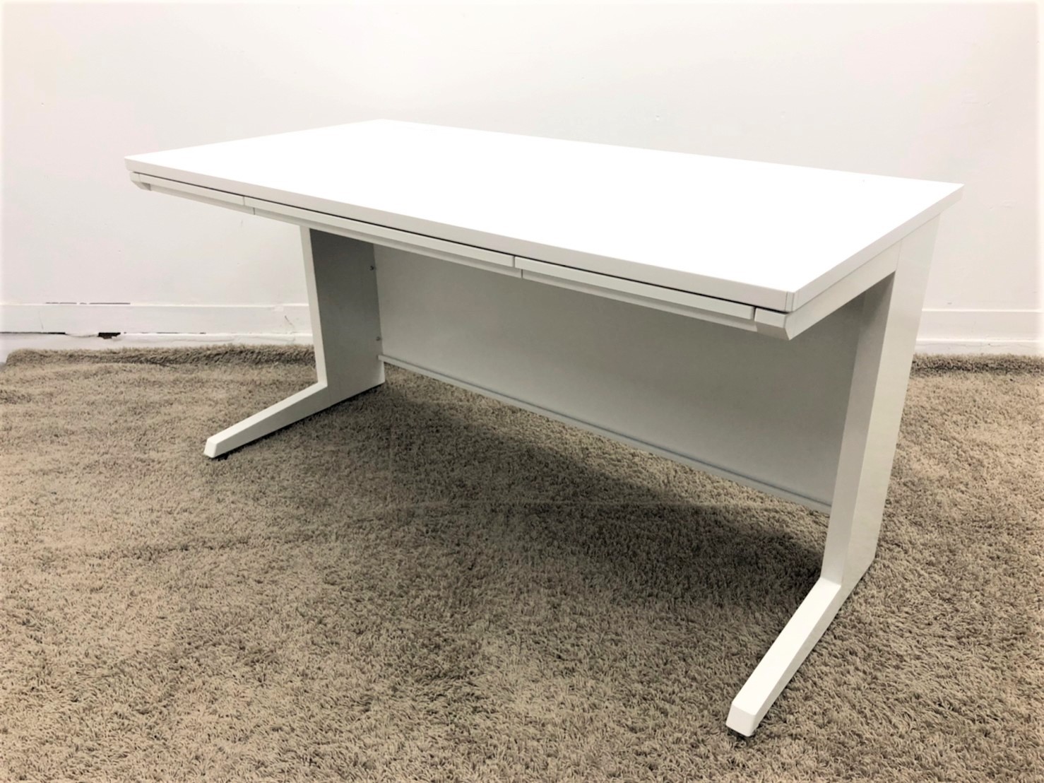 【KS】【広々快適なワークスペース！】■オカムラ製　平デスク　W1400mm　ホワイト　■高品質で使いやすい！人気のアドバンスシリーズ
                        アドバンス-S
                                    中古
            