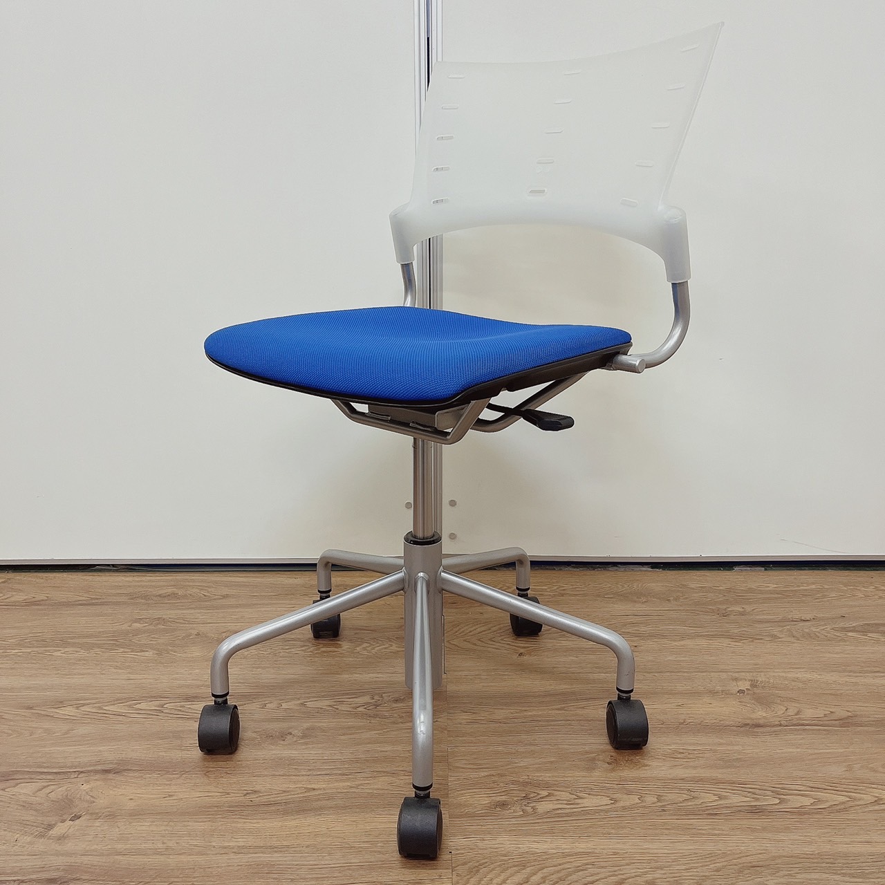 【イトーキ/ITOKI】ミーティングチェア/KLC-350CB-CWN7
                        マノスチェア
                                    中古
            