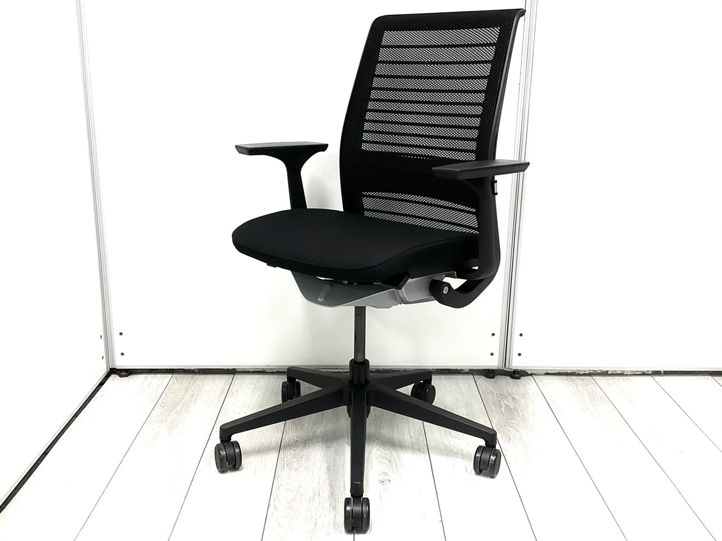 【2019年製】大人気／定番／メッシュ　◆スチールケース／Steelcase◆シンク／Think ※横浜店撮影画像※
                        シンクチェア（2015年以降モデル）
                                    中古
            