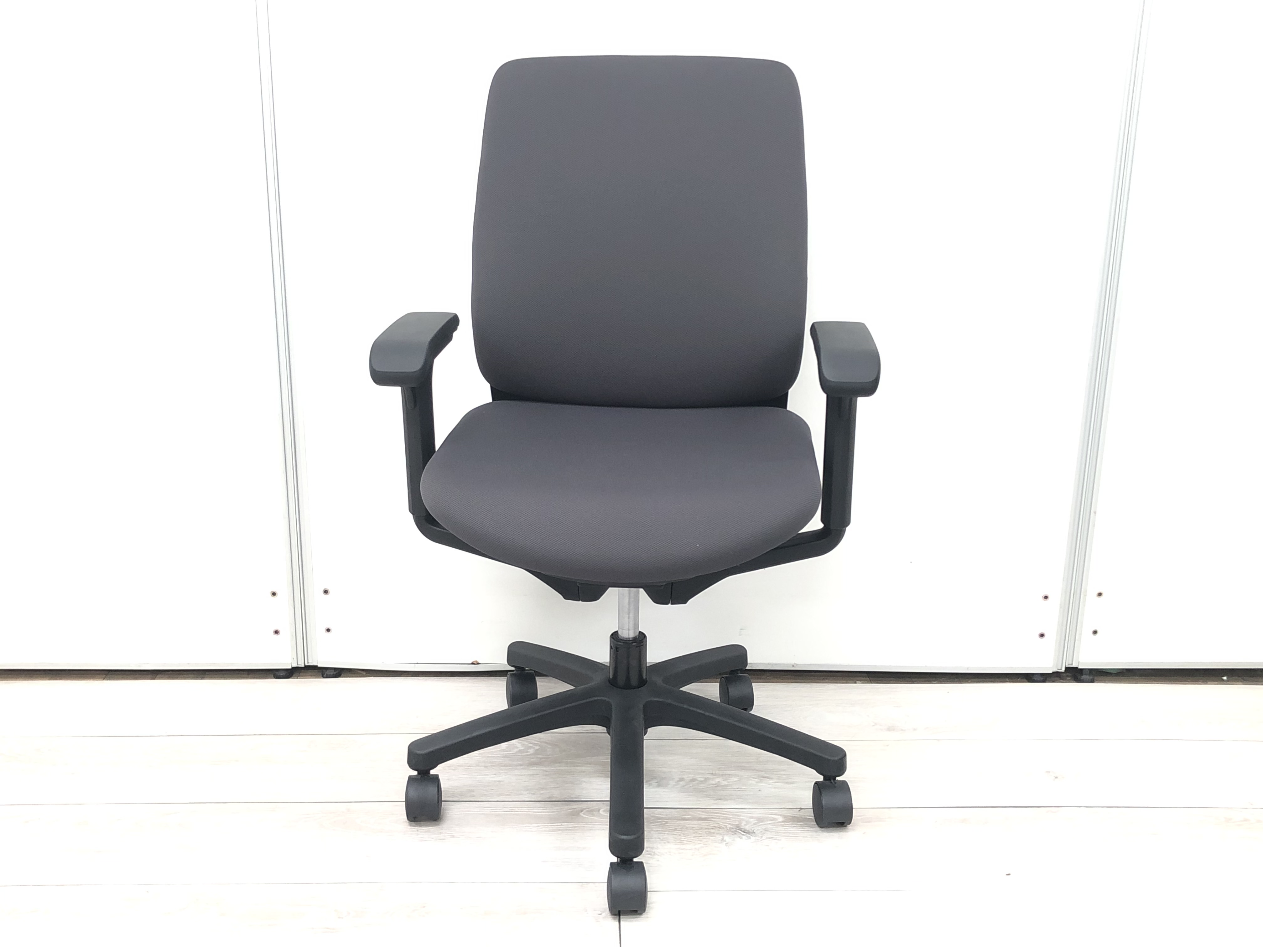 【中古】トルテR KZ-237GB-T1W2 イトーキ/ITOKI 肘付ハイバックチェア 360588 - 中古オフィス家具ならオフィスバスターズ