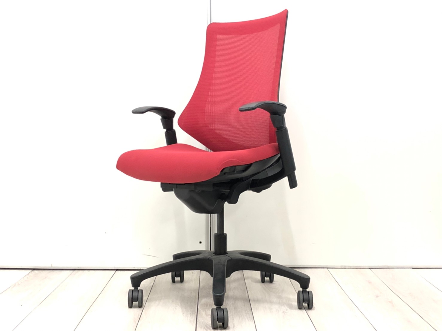 【定価約11万の高機能チェアがお買い得！】
■イトーキ/エフ/ラズベリーレッド
                        エフ
                                    中古
            