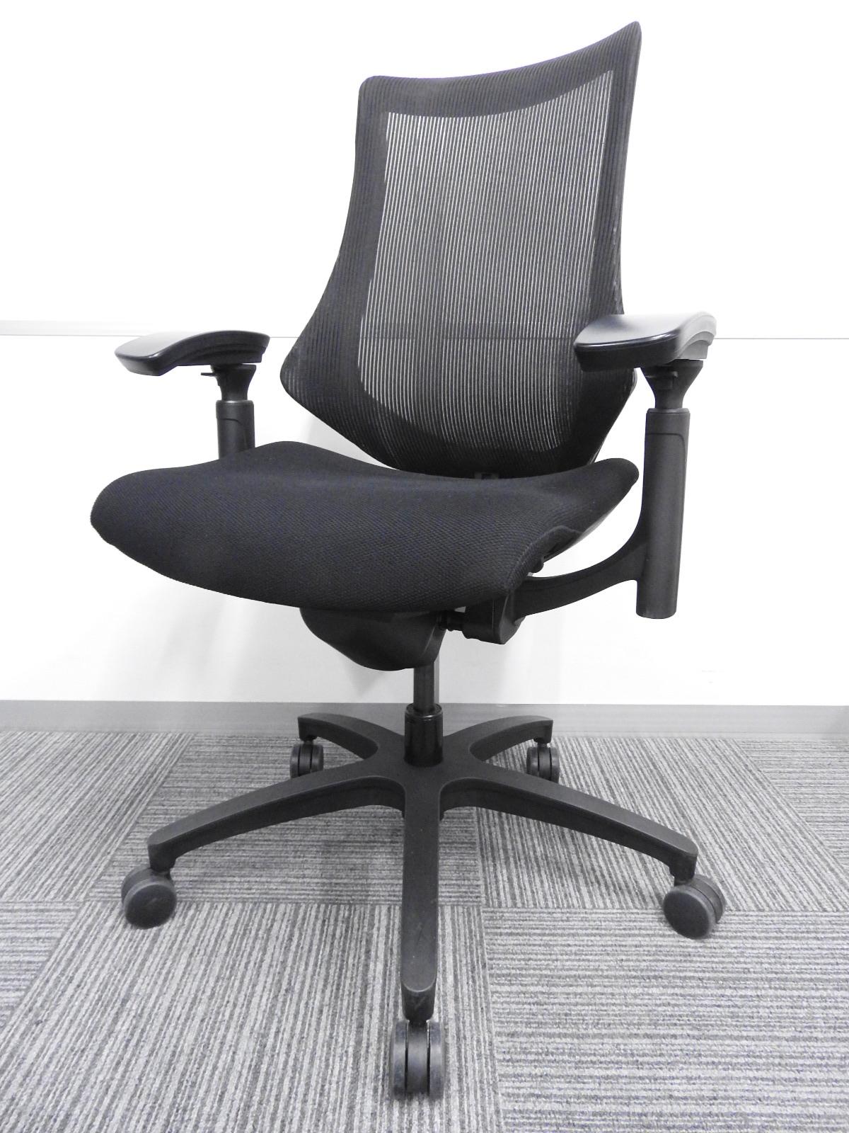 【最先端のデザインに快適な座り心地！】■イトーキ製　エフチェア　ブラックカラー　可動肘付 ■【三次元フォルムが腰にフィット！】
                        エフ
                                    中古
            