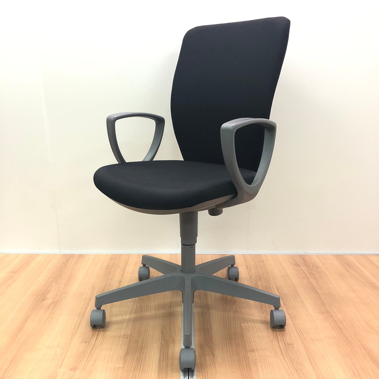 【コスパ最高峰】低価格の黒色の椅子！■コクヨ/チェロ/ブラック
                        チェロチェア
                                    中古
            